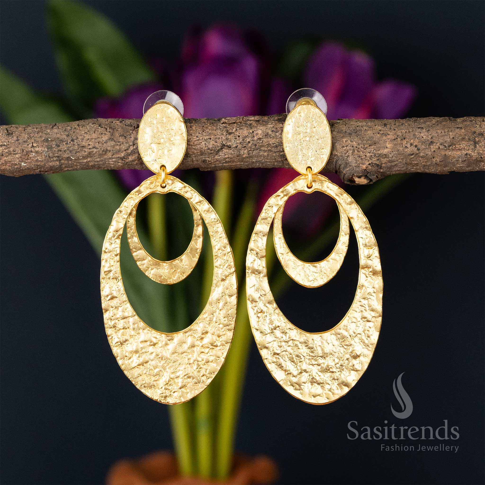 Cascading circles gold-plated earrings with a textured finish