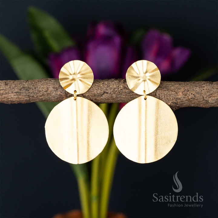 Disc dangle gold-plated earrings with a satin finish