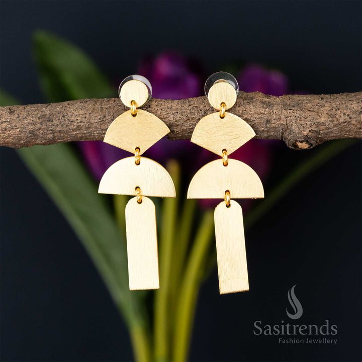 Fan and pillar design gold-plated earrings with a modern aesthetic