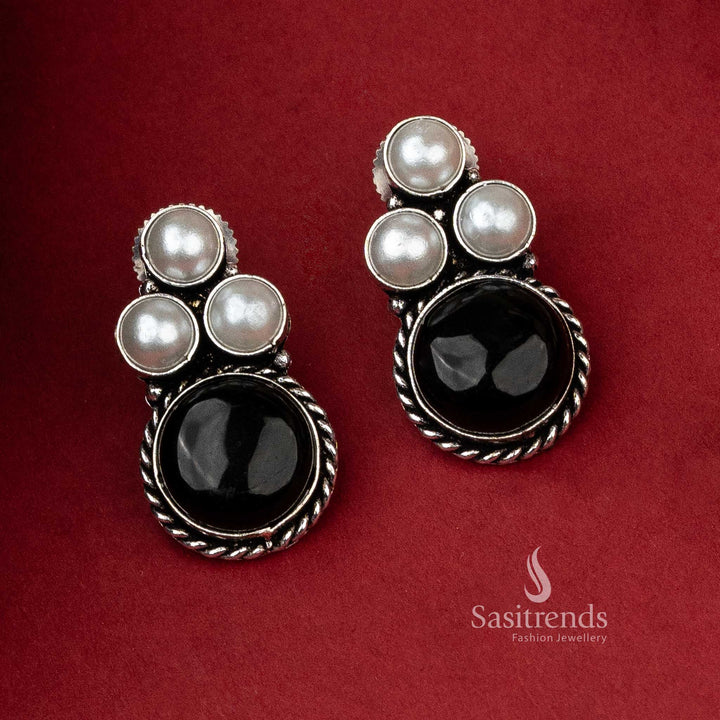 Oxidised silver earrings with pearl details and a classic black monalisa stone, a versatile accessory for any occasion