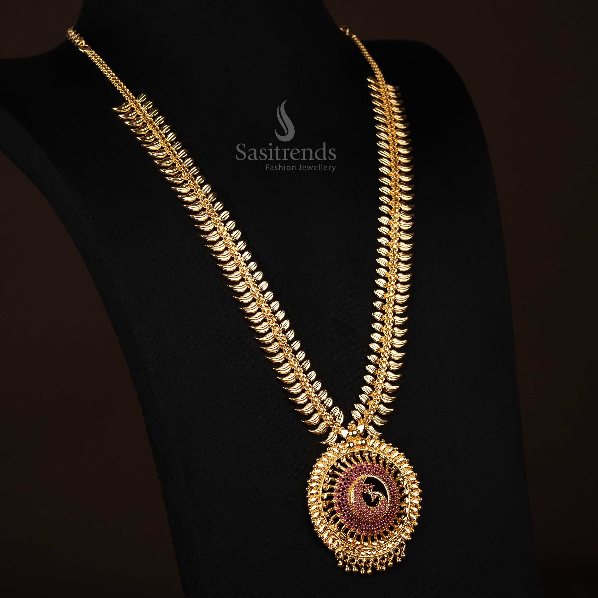 Traditional ruby-coloured haram with peacock and leaf motif, radiating elegance in a one gram gold-plated finish – Ideal for ethnic charm and bridal grace – Sasitrends