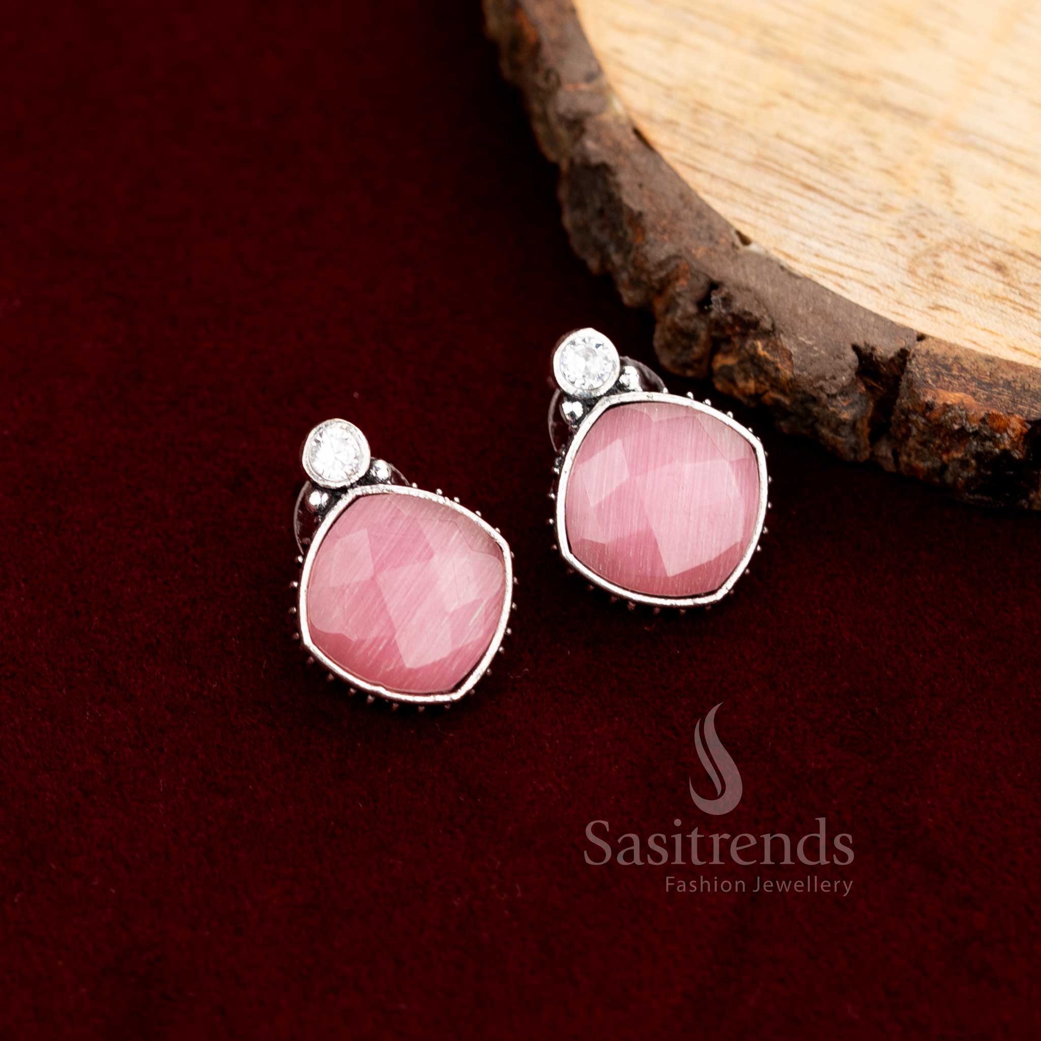 Structured stud earrings with oxidised finish and twin-stone design