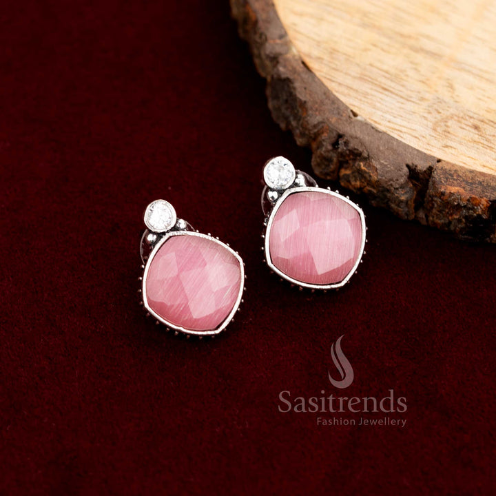 Structured stud earrings with oxidised finish and twin-stone design