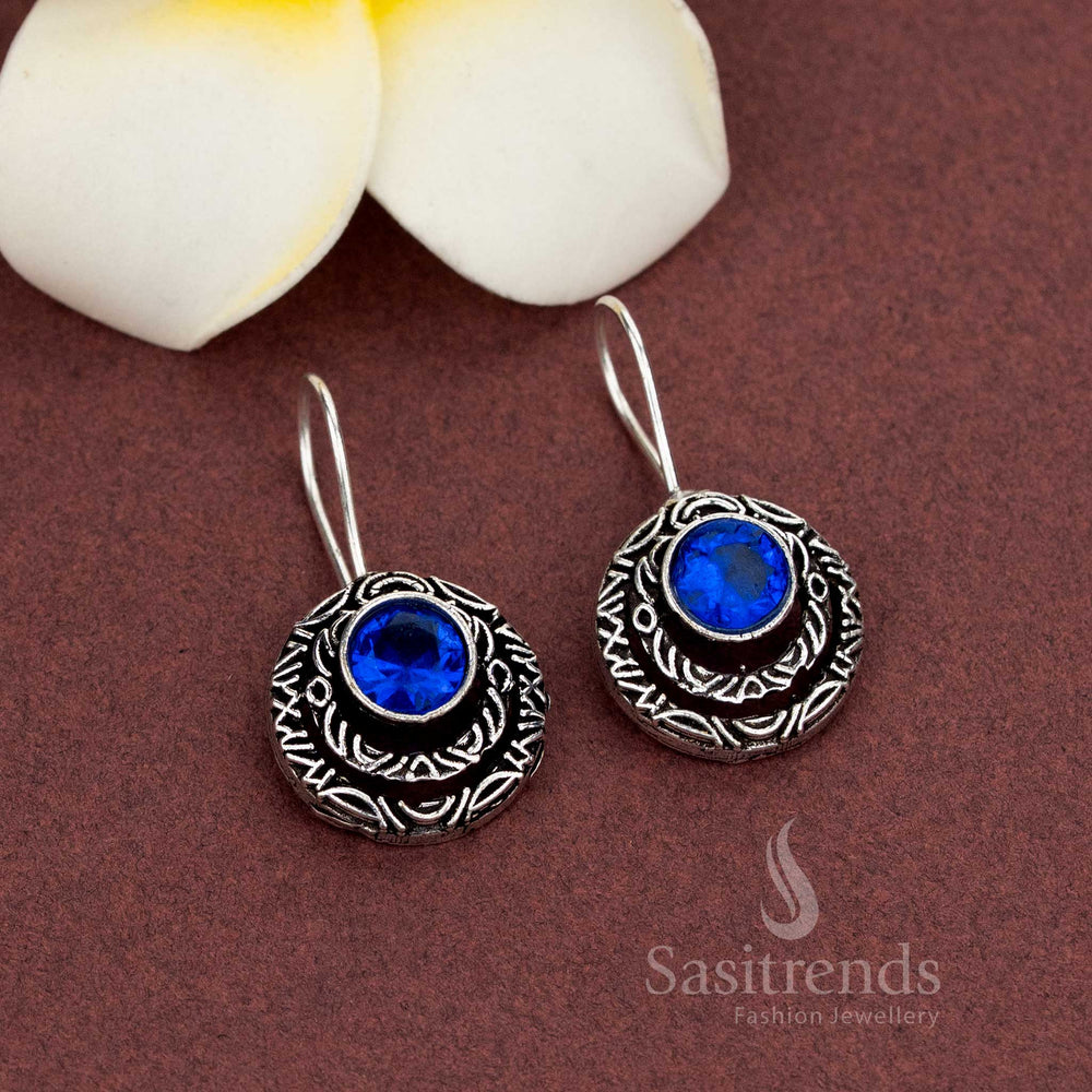 Engraved oxidised earrings with crescent and stone - Sasitrends