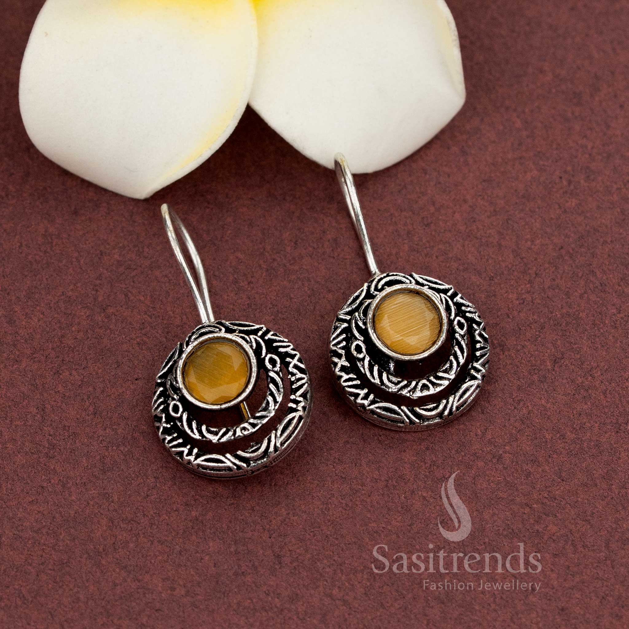 Engraved oxidised earrings with crescent and stone - Sasitrends
