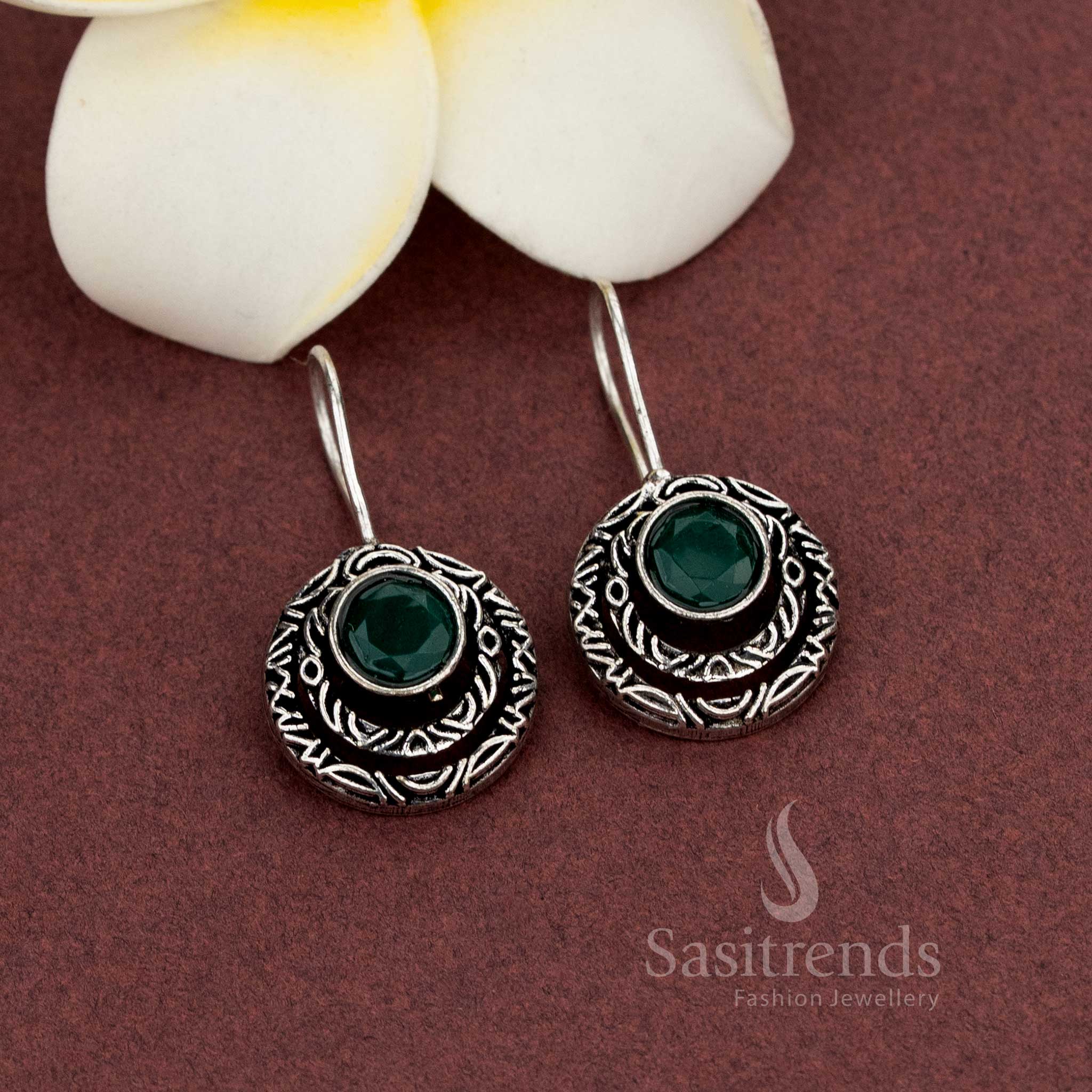 Engraved oxidised earrings with crescent and stone - Sasitrends