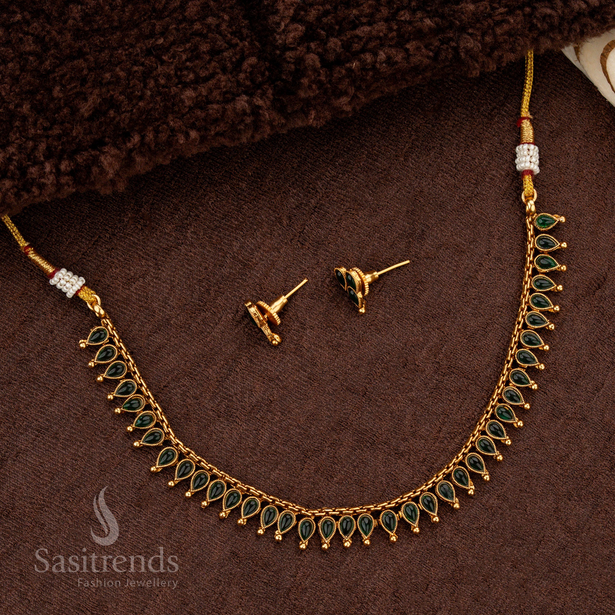 Classic matte gold necklace with green stones and golden ball accents - Sasitrends