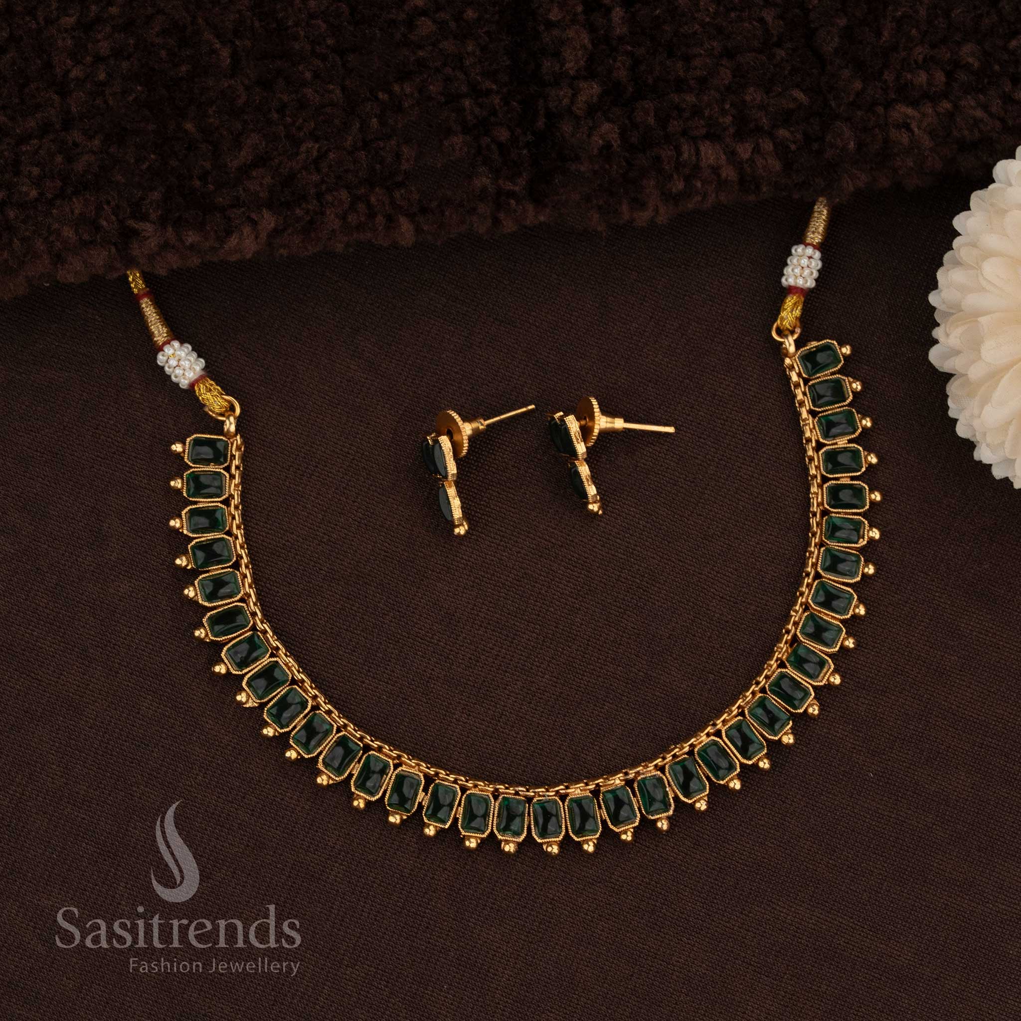 Stunning Classic Matte Gold Plated Necklace Jewellery Set With Rectangular Stones In Green Colour Designed With Artistic Kemp Stonework, Antique Gold Detailing, And Pearl Drops For A Timeless Traditional Look – Sasitrends