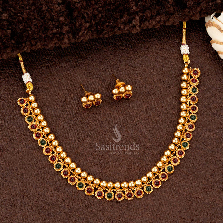Matte gold-plated festive jewellery with ruby and green accents - Sasitrends