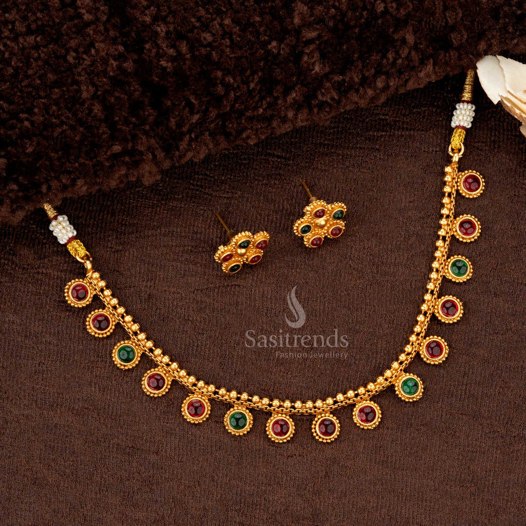 Matte gold-plated beaded necklace with ruby and green stone details - Sasitrends