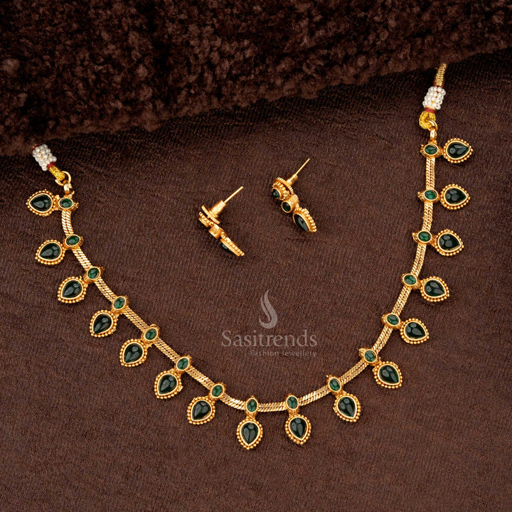 Classic green-accented temple jewellery set with drop motifs - Sasitrends