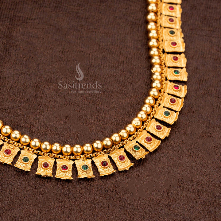 Matte gold necklace with ruby-green stones and square geometric patterns - Sasitrends