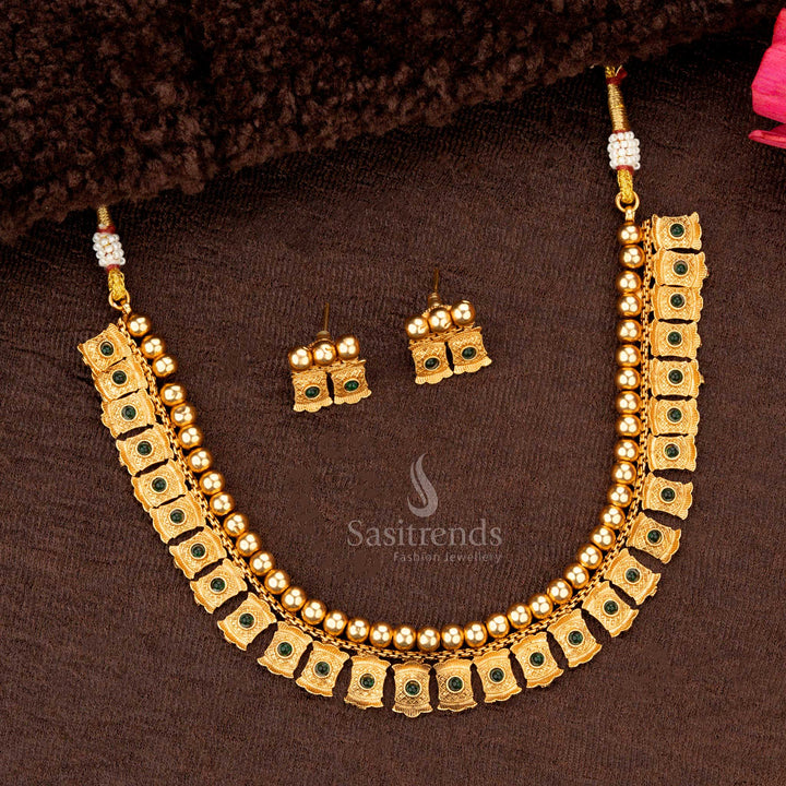 Temple necklace set with green stones, engraved square motifs, and gold beads - Sasitrends
