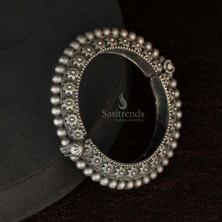 Intricate geometric oxidised bangle with antique charm - Sasitrends
