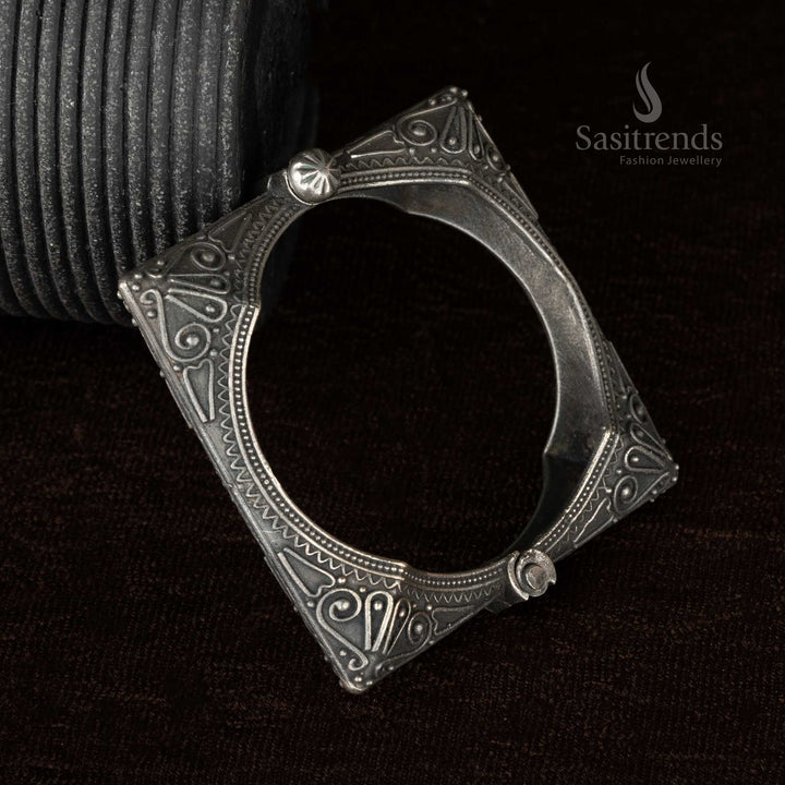 Screw-style oxidised kada with bold spiral details - Sasitrends