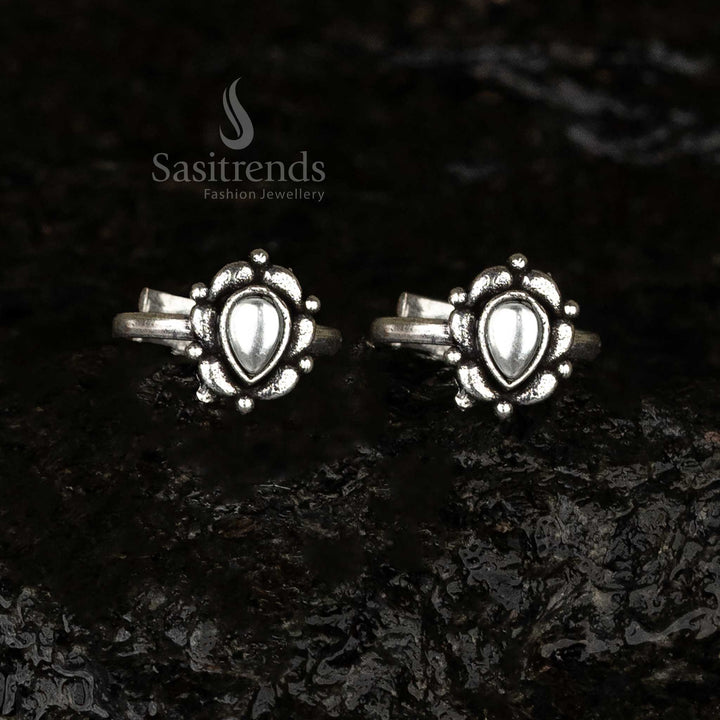 Adjustable white teardrop toe ring with oxidised symmetrical bead pattern and sophisticated look - Sasitrends
