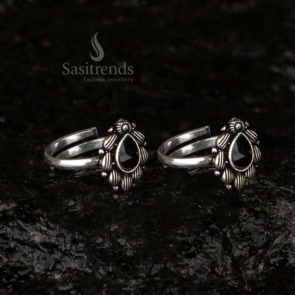 Oxidised silver black teardrop stone toe ring with petal design and elegant look - Sasirends