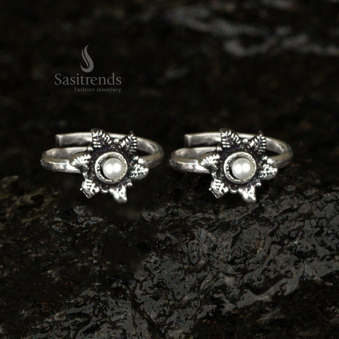 Oxidised adjustable toe ring adorned with a shimmering white opal stone and detailed leaf patterns, creating a snowy vintage charm - Sasitrends