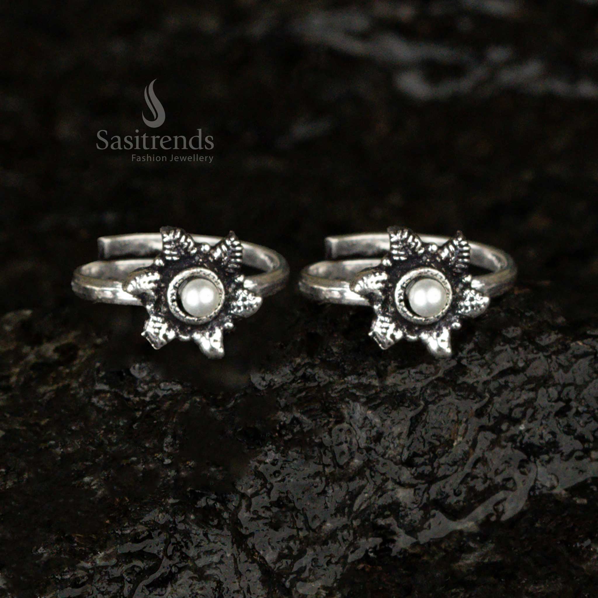 Oxidised adjustable toe ring adorned with a shimmering white opal stone and detailed leaf patterns, creating a snowy vintage charm - Sasitrends