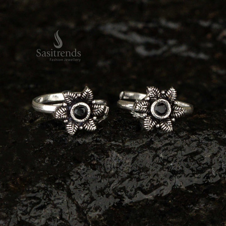 Oxidised toe ring with a dazzling black crystal centerpiece, complemented by finely detailed leaf patterns and a charcoal shimmering finish for a statement style - Sasitrends