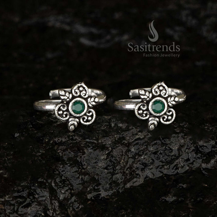 Oxidised round stone toe ring with a forest green gemstone surrounded by swirl and leaf designs, exuding a rustic antique touch - Sasitrends
