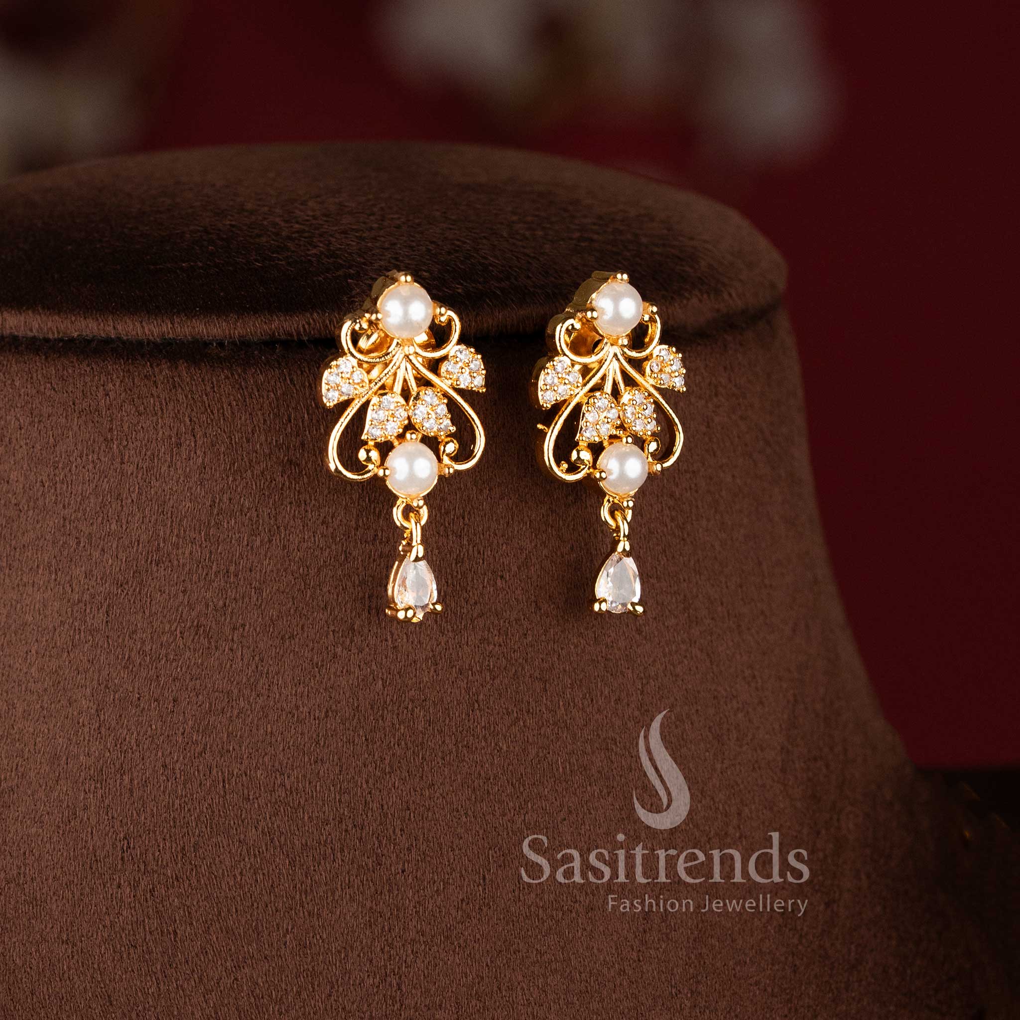 Traditional micro gold plated pearl necklace set with sparkling American Diamonds.
