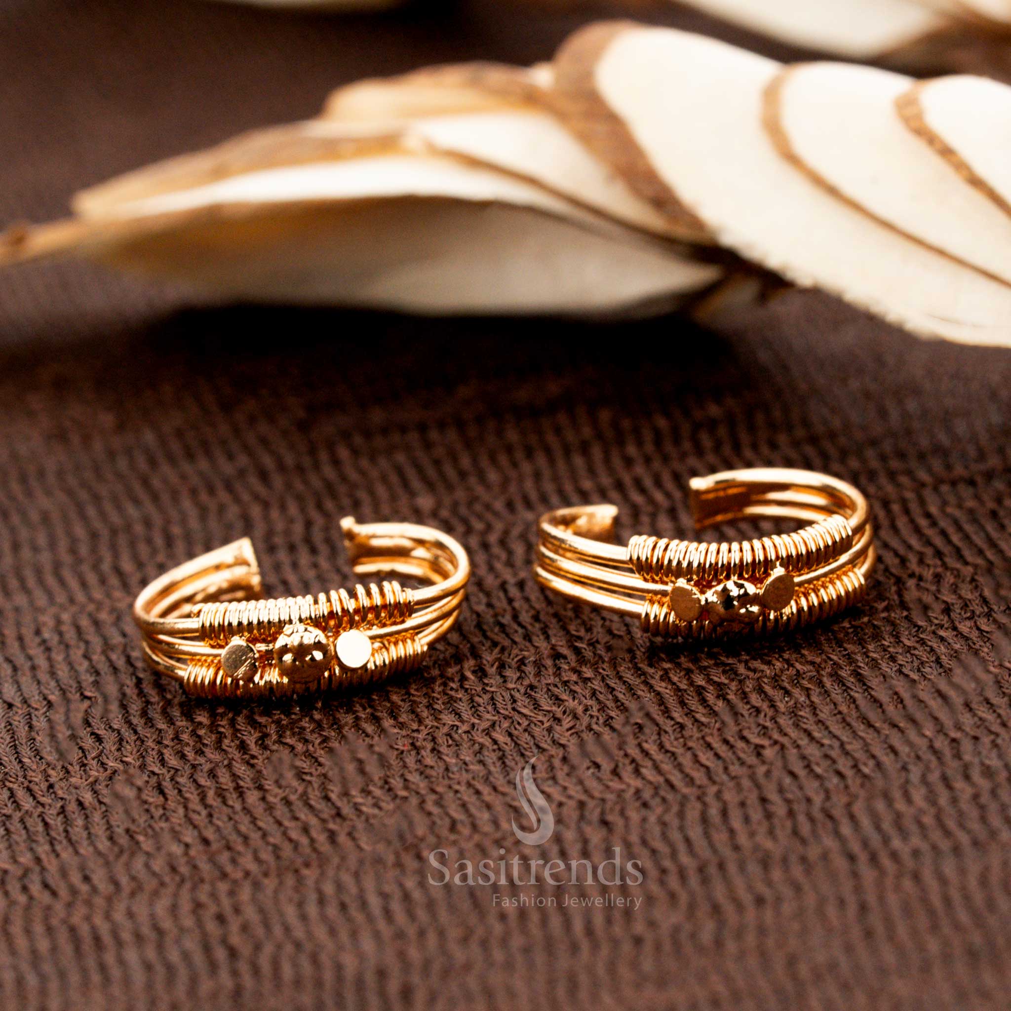 Micro Gold Plated Adjustable Traditional Toe Rings with Wire Pattern and Central Motif – Sasitrends