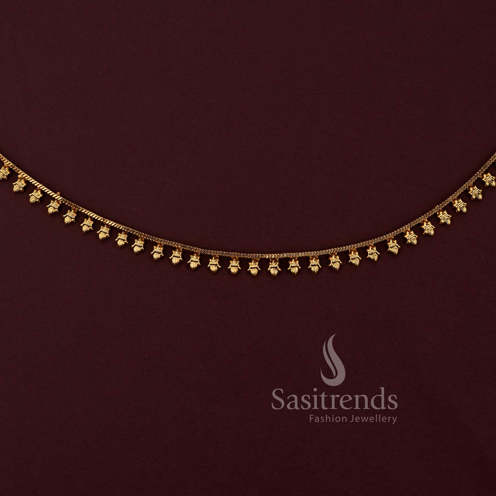 Close-up of the 2594N waist jewel showing etched golden drops and antique finish - Sasitrends