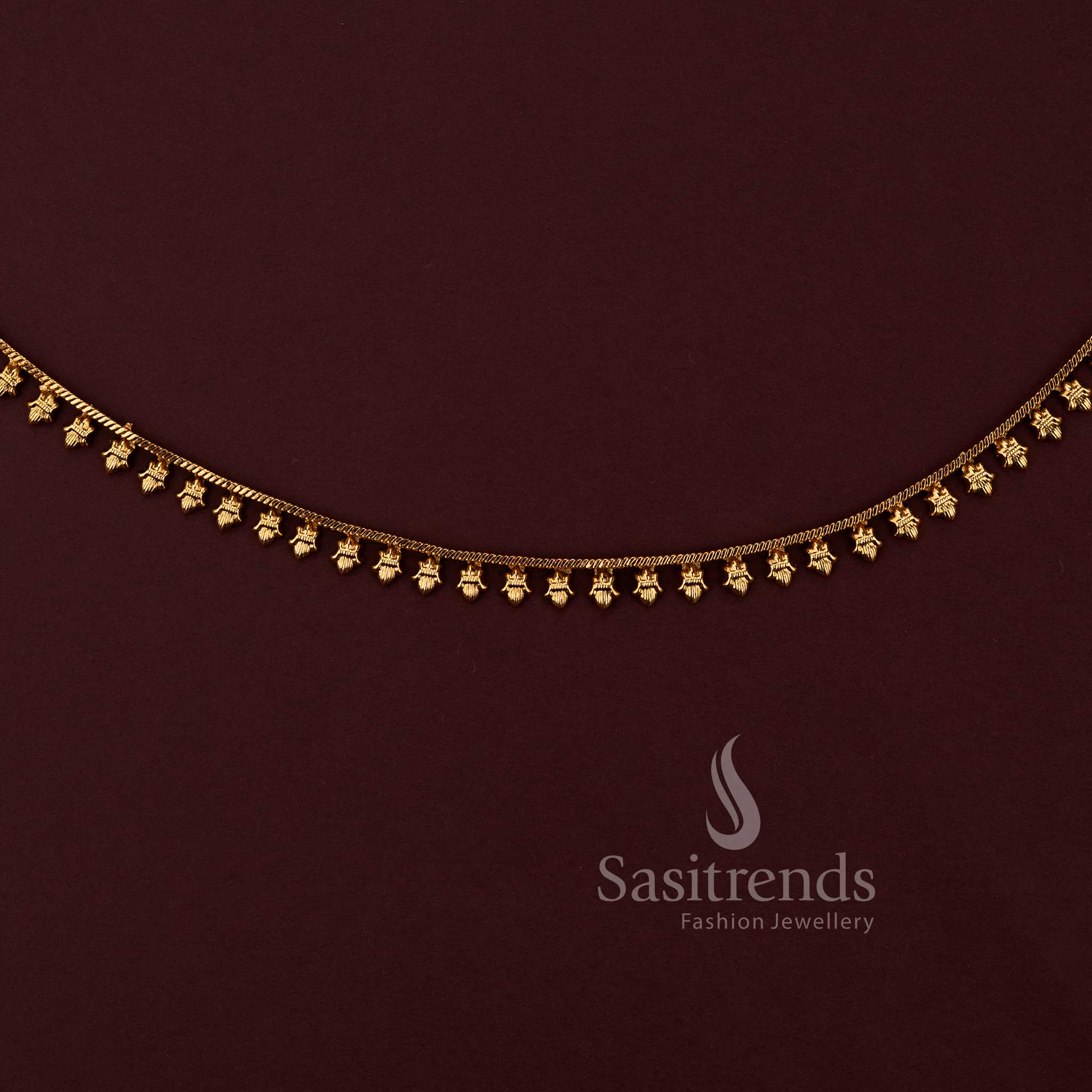 Close-up of the 2594N waist jewel showing etched golden drops and antique finish - Sasitrends