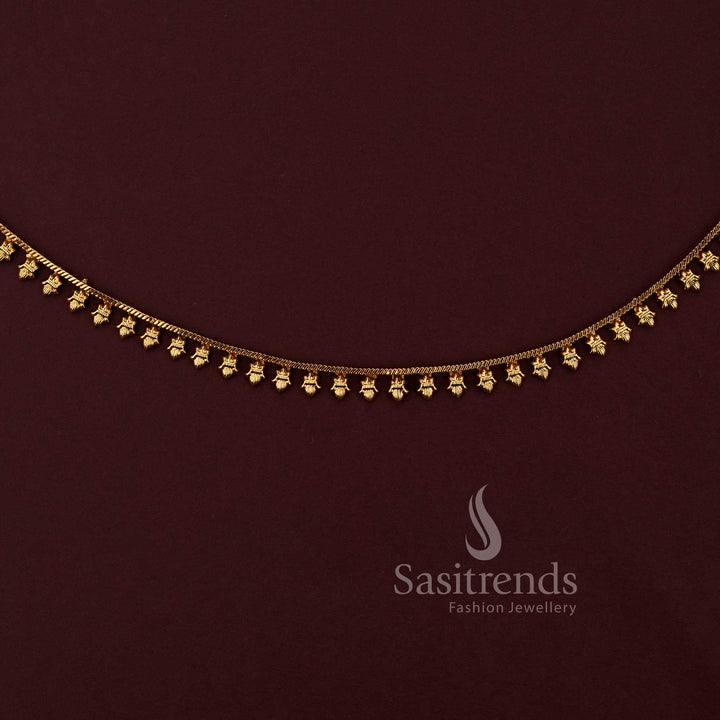 Close-up of the 2594N waist jewel showing etched golden drops and antique finish - Sasitrends