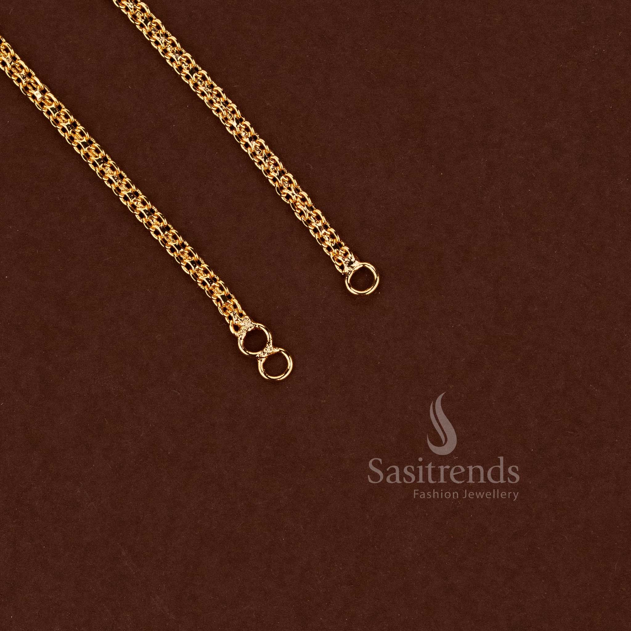 Detailed view of 2600G interwoven micro gold plated neck chain with high-shine finish 