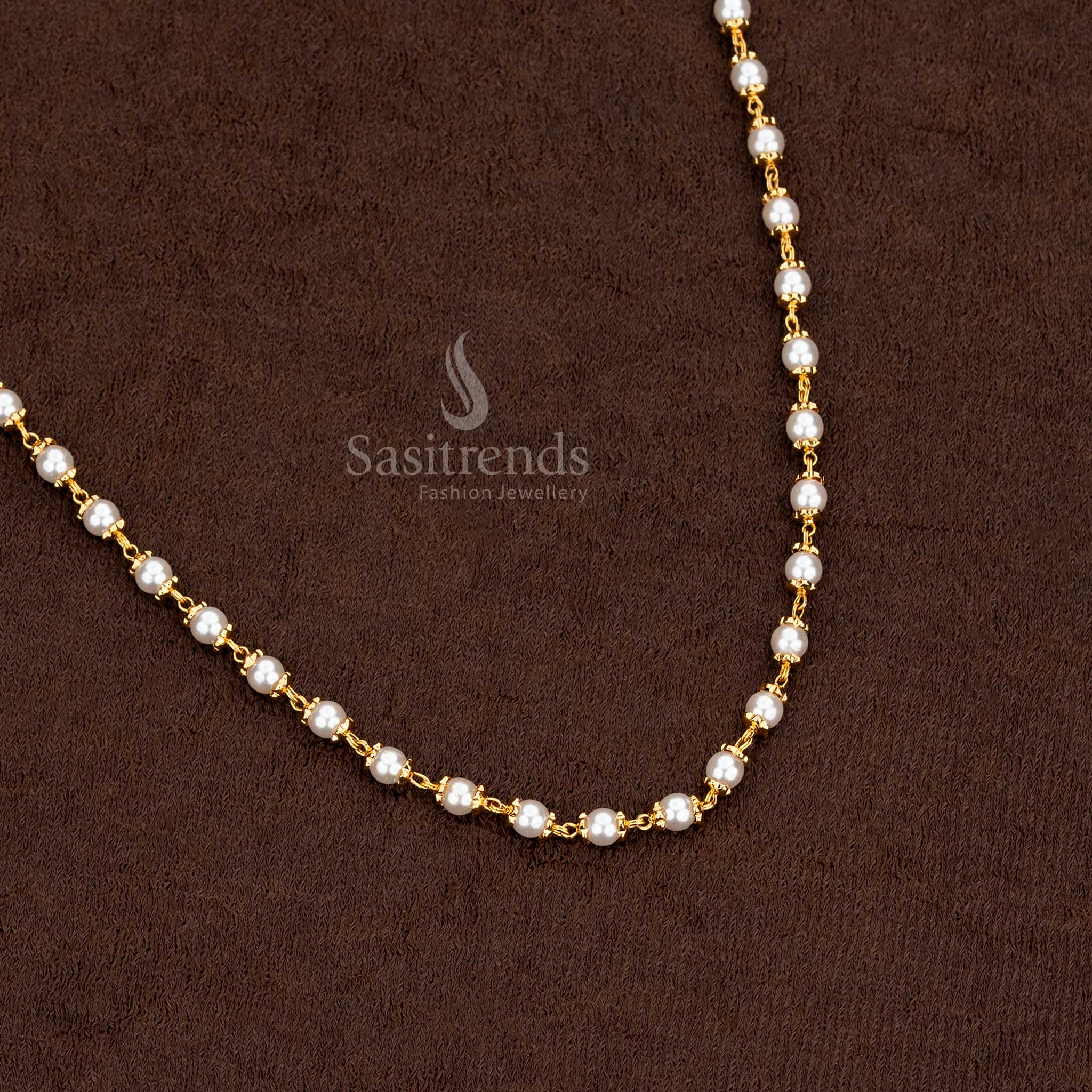 Traditional pearl chain jewellery with small pearls and gold links - Sasitrends