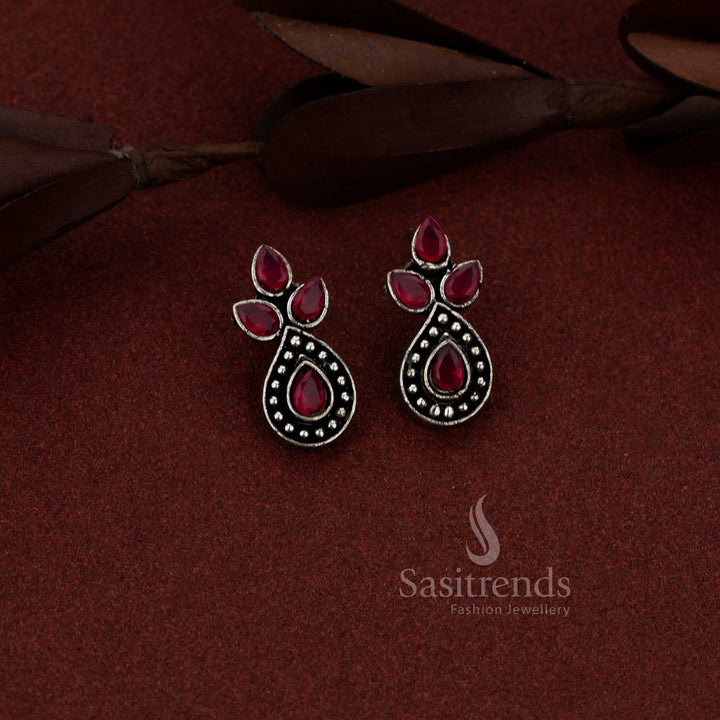 Sasitrends red oxidised silver stud earrings featuring a trifoliate teardrop stone arrangement suitable for brunches, gallery visits, and evening walks