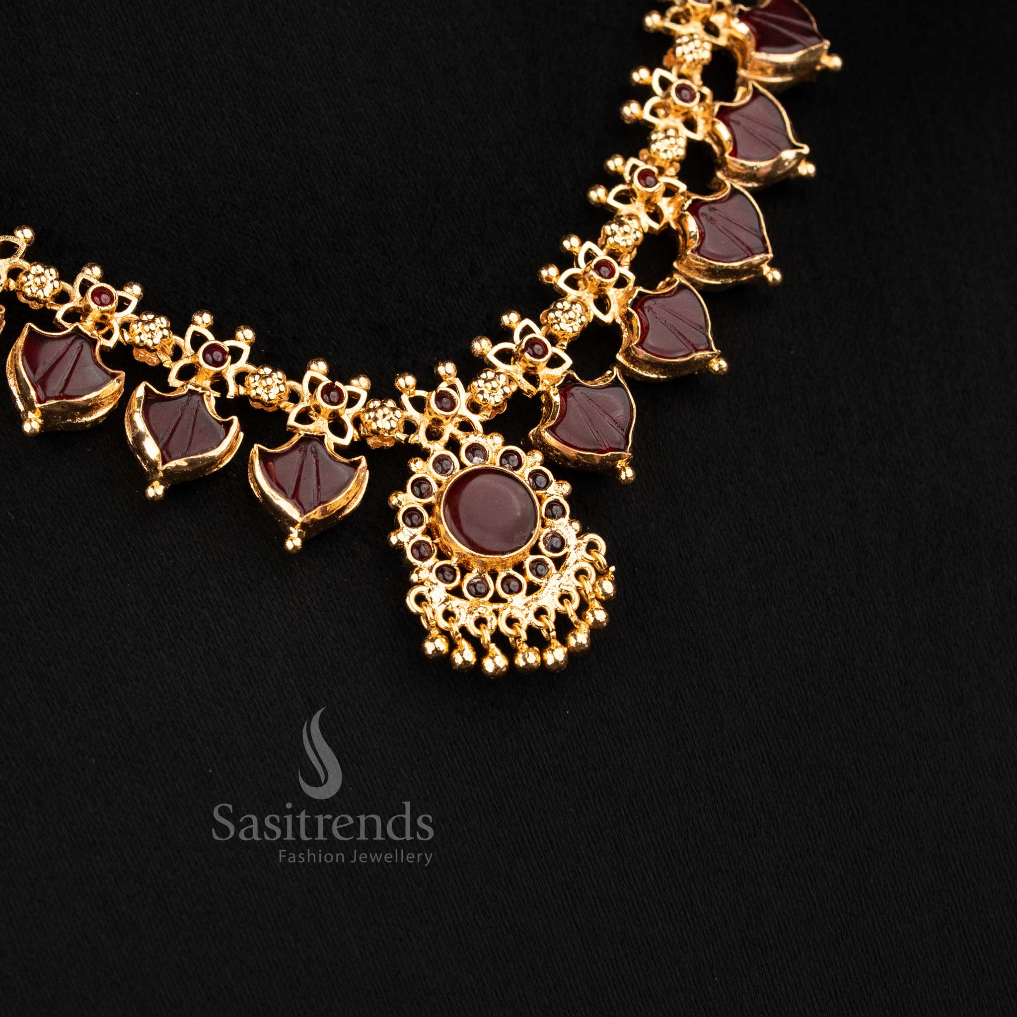 Sasitrends micro gold plated 2 in 1 Palakka necklace with double side green and red Palakka design 