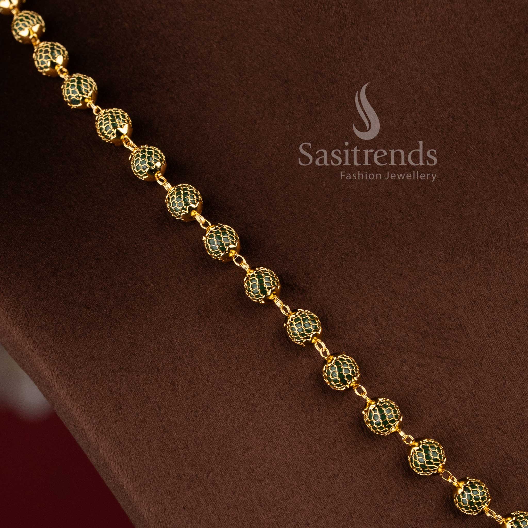 Elegant women's necklace with mesh chain pattern and circular centerpiece - Sasitrends 