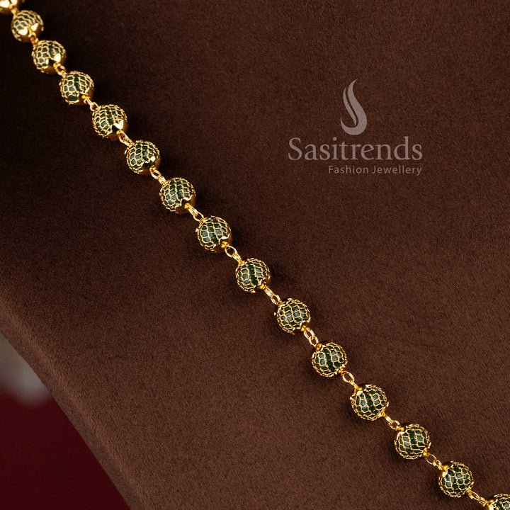 Elegant women's necklace with mesh chain pattern and circular centerpiece - Sasitrends 