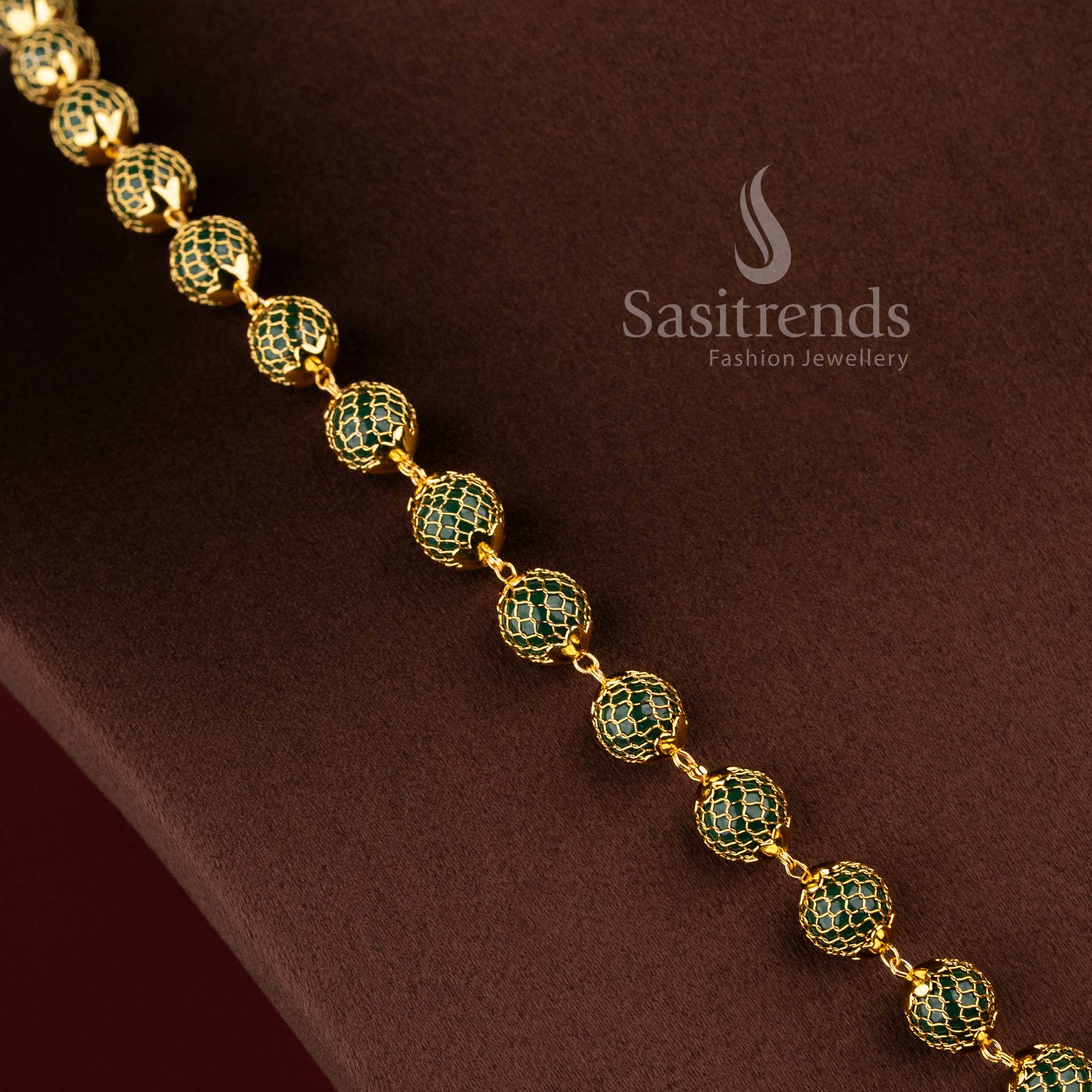 Traditional women's necklace with luxurious real gold-like finish and round pendant - Sasitrends