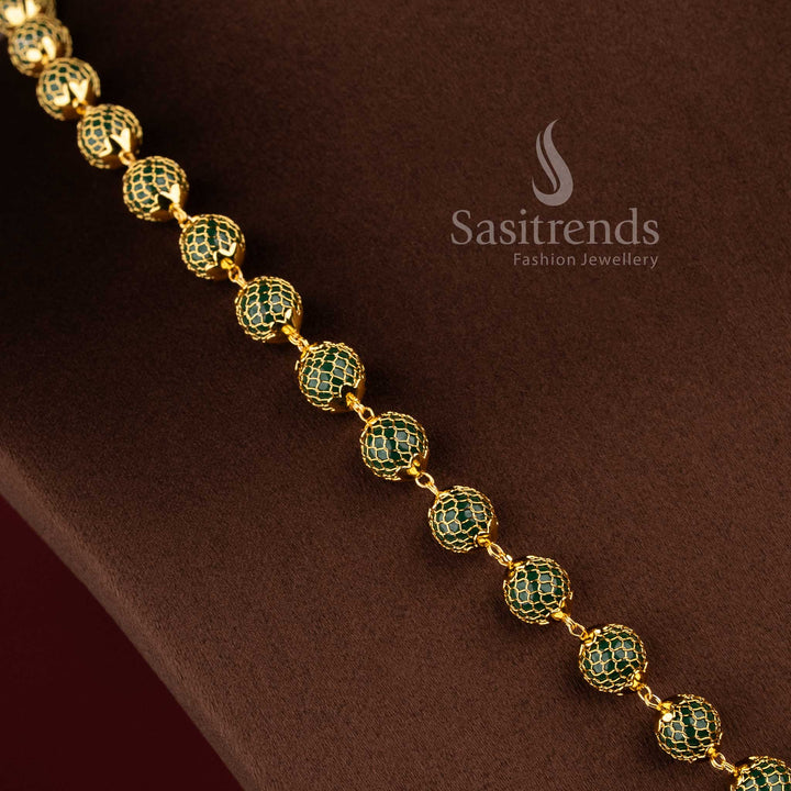 Traditional women's necklace with luxurious real gold-like finish and round pendant - Sasitrends