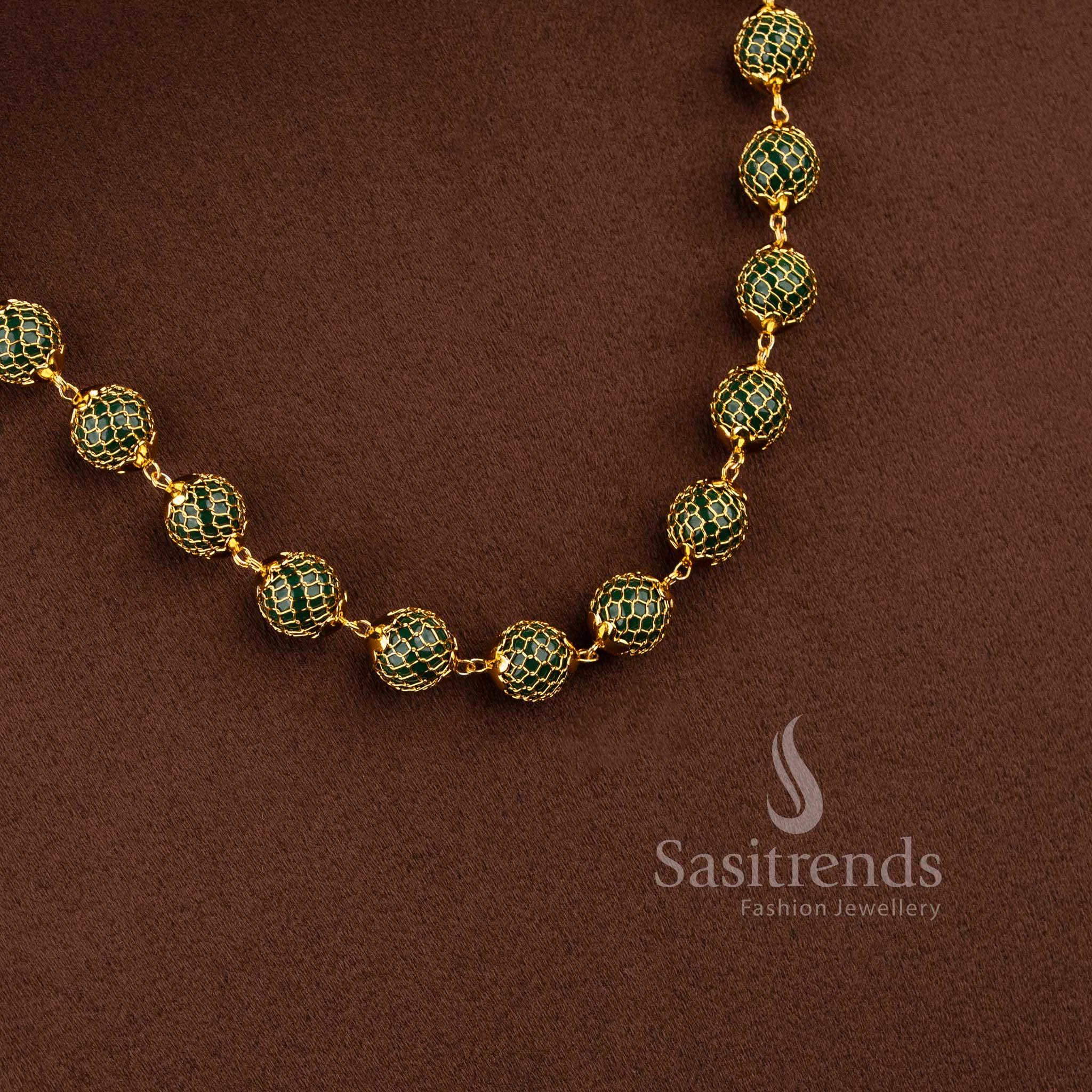 Traditional women's necklace with luxurious real gold-like finish and round pendant - Sasitrends