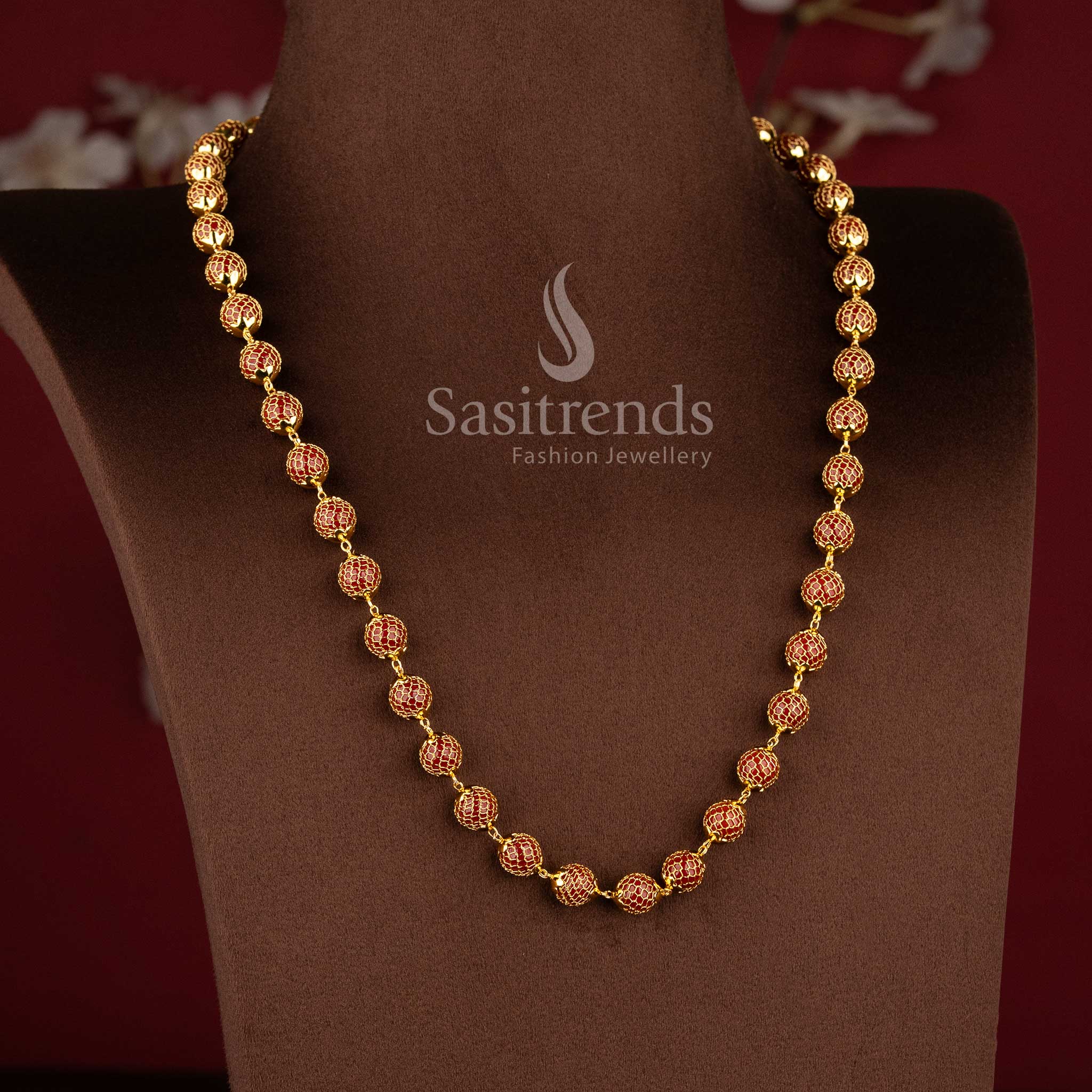 Traditional women's necklace with luxurious real gold-like finish and round pendant - Sasitrends