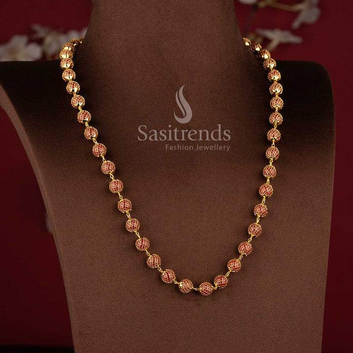 Traditional women's necklace with luxurious real gold-like finish and round pendant - Sasitrends