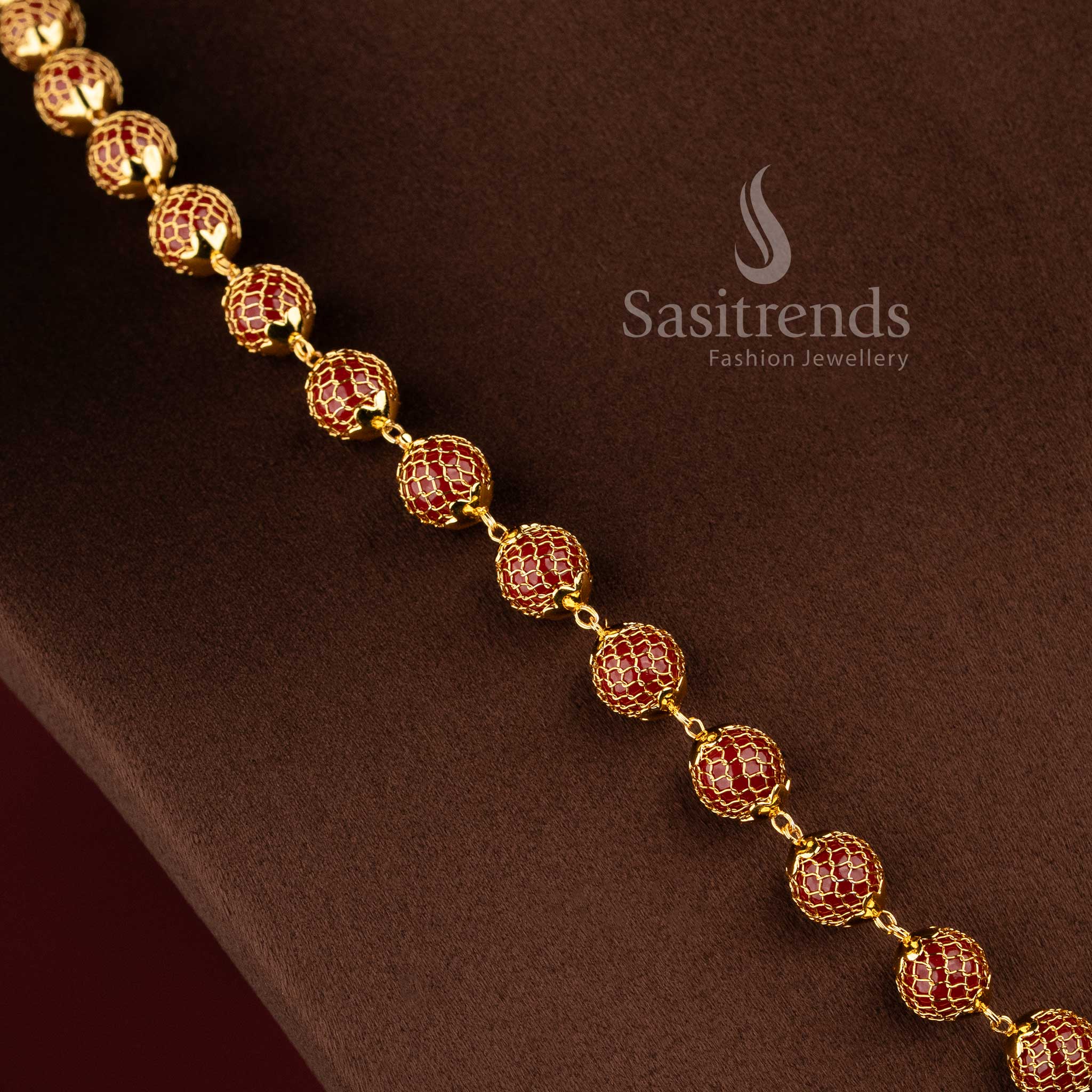 Traditional women's necklace with luxurious real gold-like finish and round pendant - Sasitrends