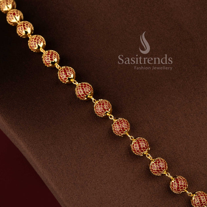 Traditional women's necklace with luxurious real gold-like finish and round pendant - Sasitrends