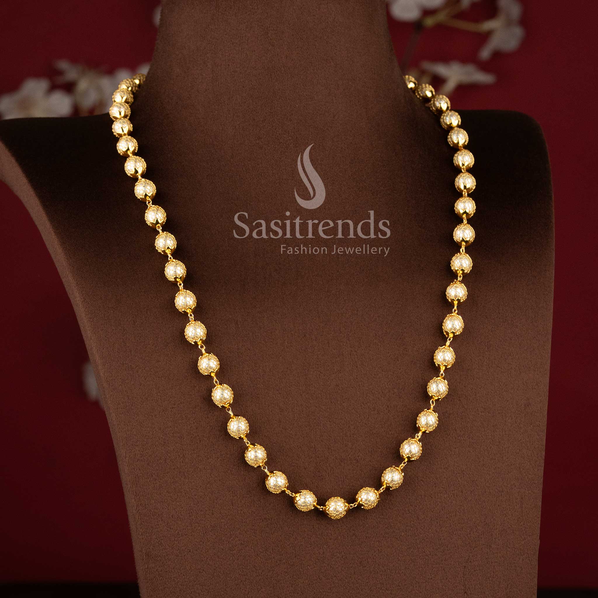 Traditional women's necklace with luxurious real gold-like finish and round pendant - Sasitrends