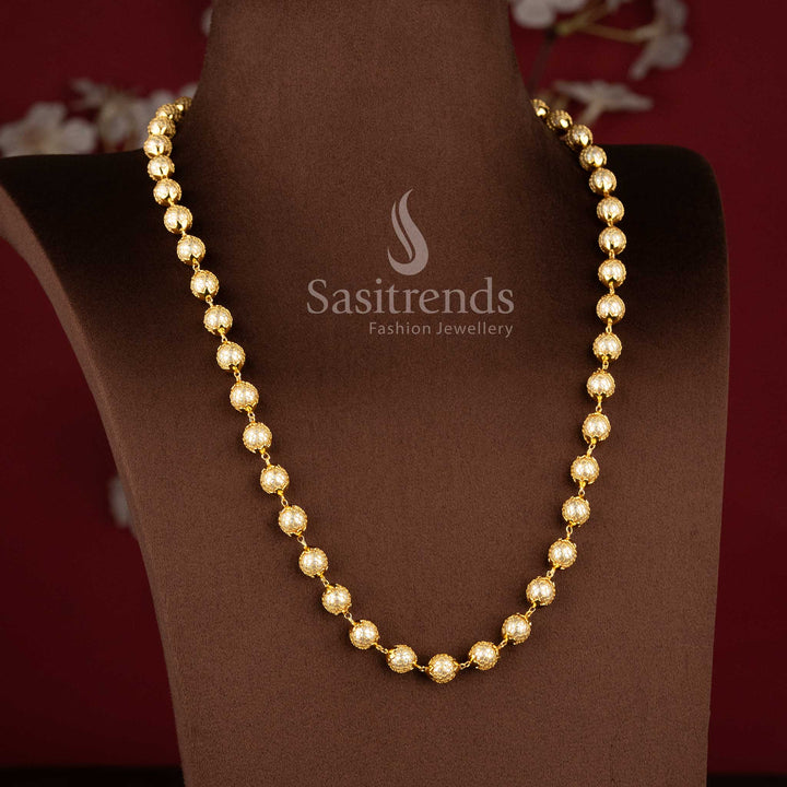 Traditional women's necklace with luxurious real gold-like finish and round pendant - Sasitrends