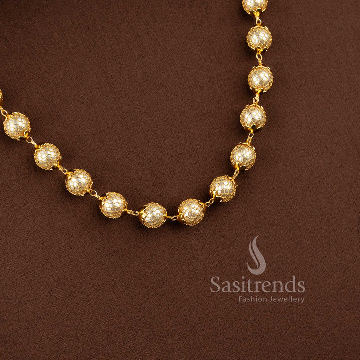 Traditional women's necklace with luxurious real gold-like finish and round pendant - Sasitrends