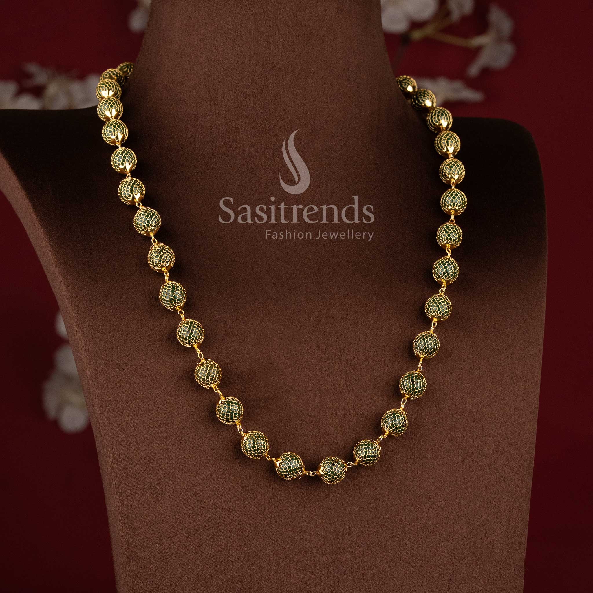 Traditional women's necklace with luxurious real gold-like finish and round pendant - Sasitrends