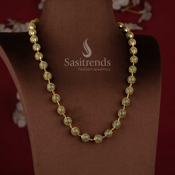Traditional women's necklace with luxurious real gold-like finish and round pendant - Sasitrends