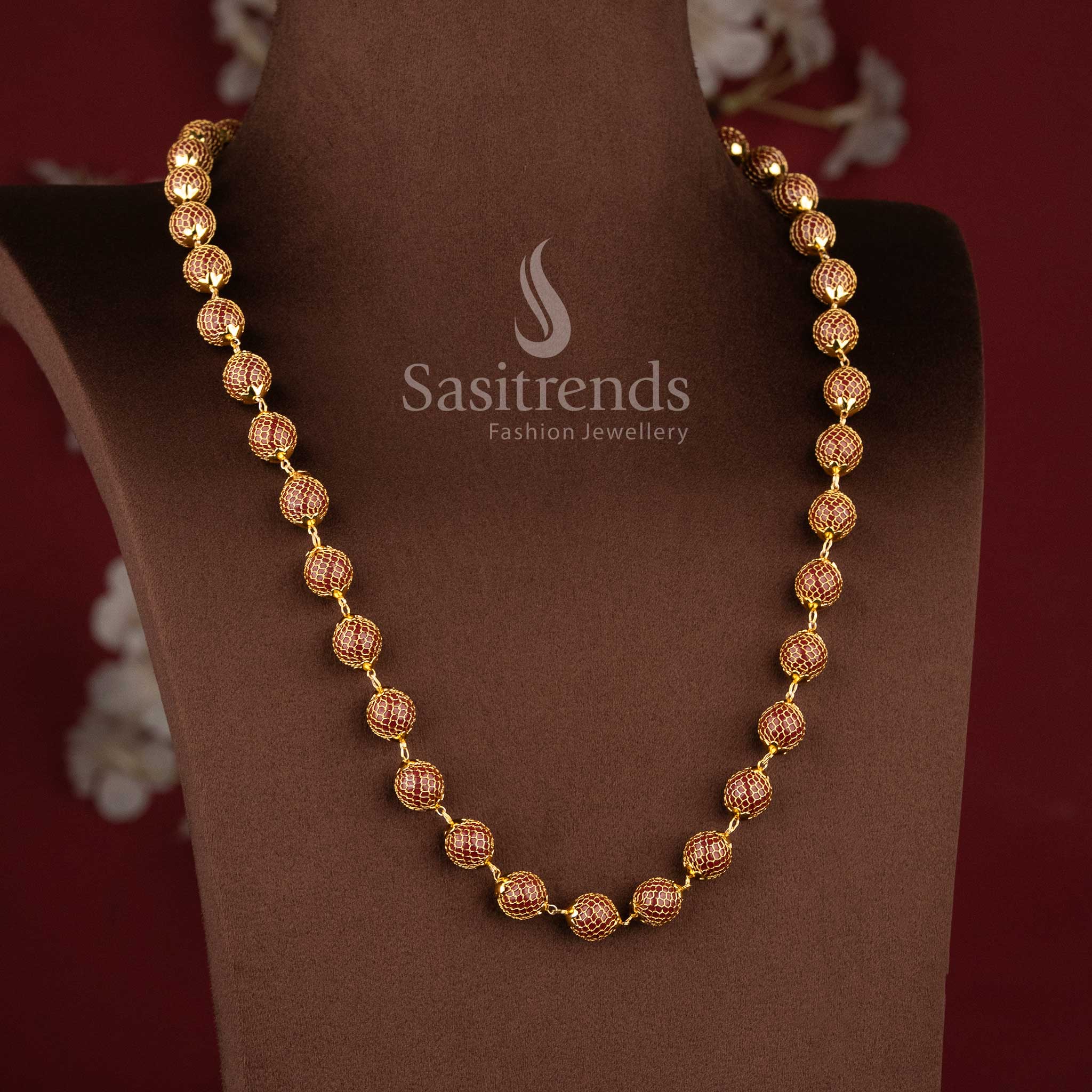 Traditional women's necklace with luxurious real gold-like finish and round pendant - Sasitrends