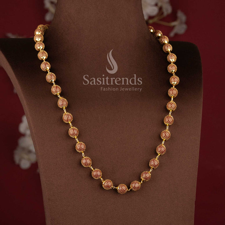 Traditional women's necklace with luxurious real gold-like finish and round pendant - Sasitrends